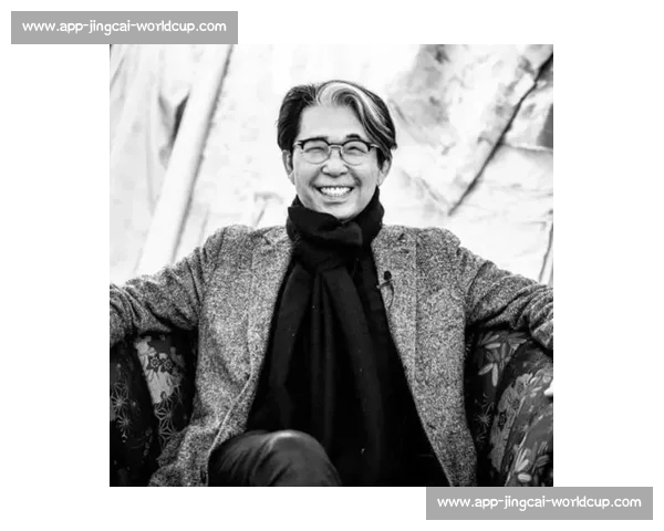 巴洛特利巴黎时装周跨界首秀 34 岁足坛传奇开启时尚新征程