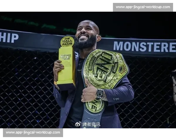 潘托加四度卫冕！蝇量级霸主地位坚如磐石